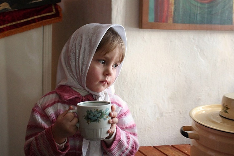 Девочка пьет святую воду