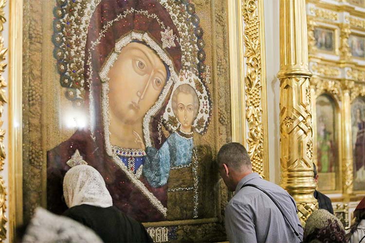 Семь вопросов преподобному Макарию Великому 3 Перед образом Пресвятой Богородицы в храме