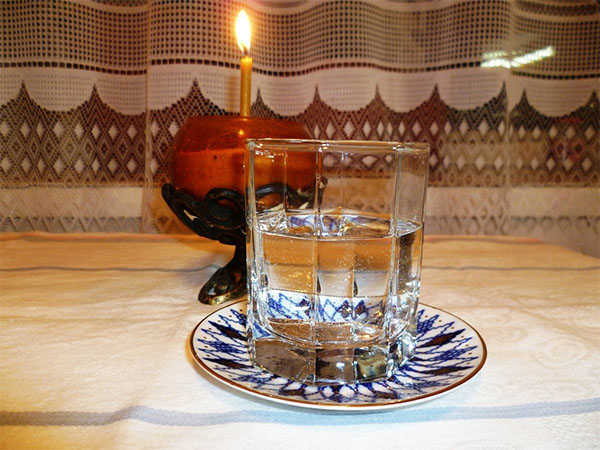 Святая вода и свеча