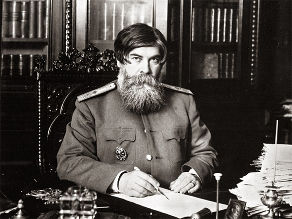 Владимир Бехтерев за рабочим столом