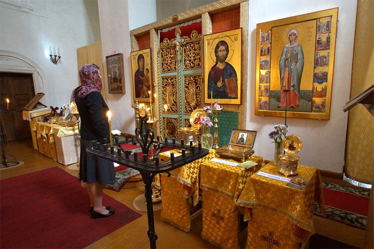 Женщина в храме