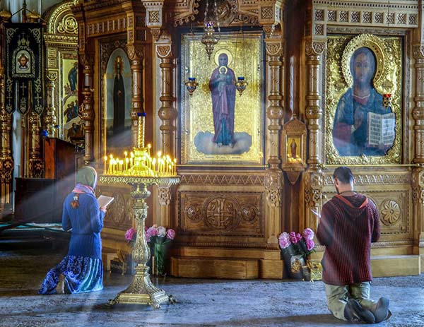 Молятся в храме