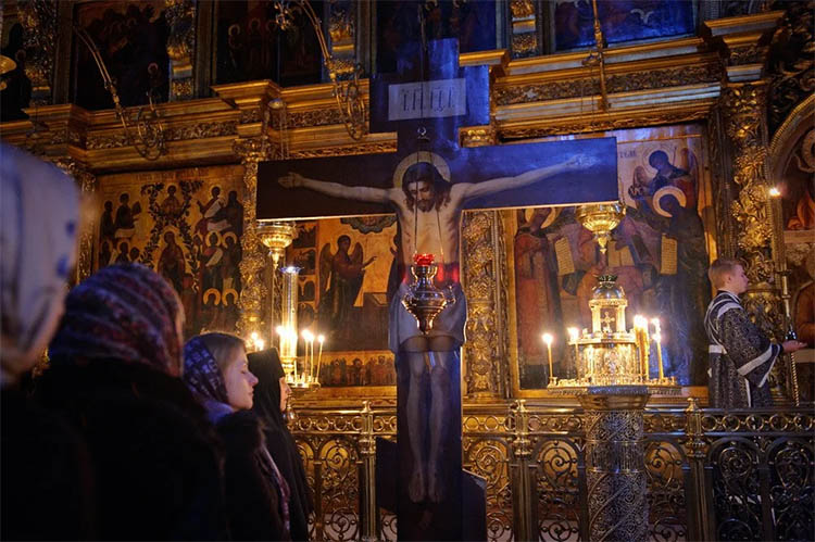 Страх Божий 3 Молитва перед распятием Христа в храме