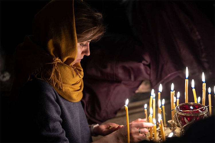Душа человека продолжает жить 4 Женщина в храме
