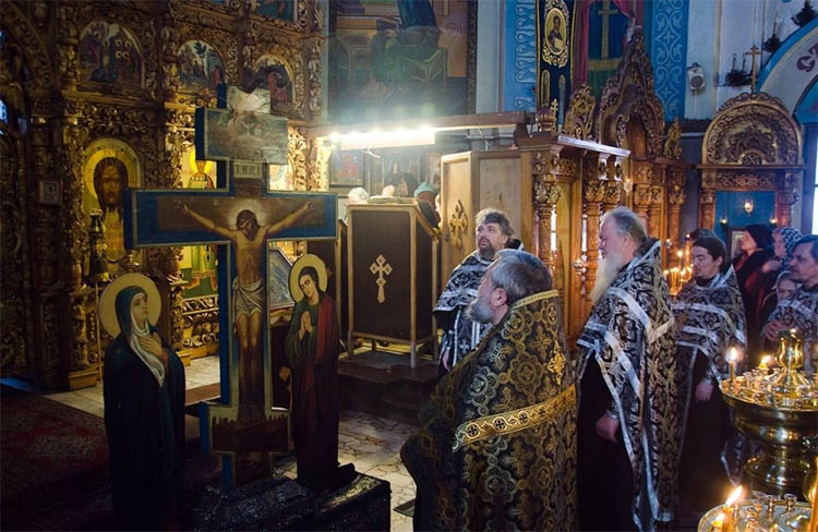 В храме перед Распятием