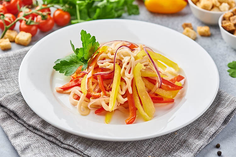 Салат с кальмарами и сладким перцем