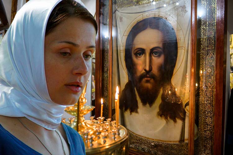 Женщина перед образом Христа