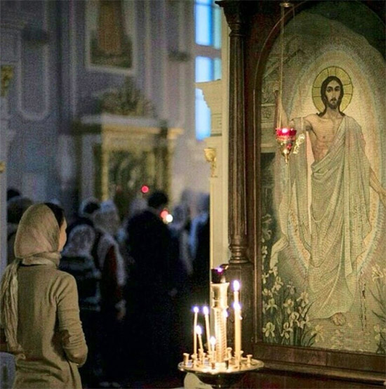 Женщина перед образом Спасителя в храме