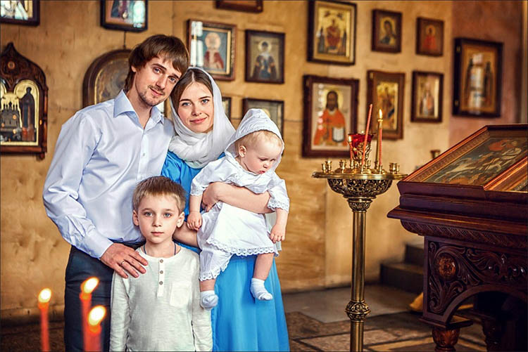 Семья с детьми в храме
