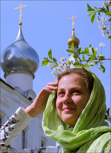 Женщина напротив храма