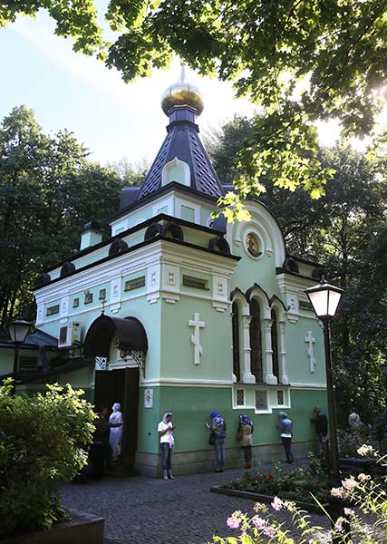 У часовни на Смоленском кладбище