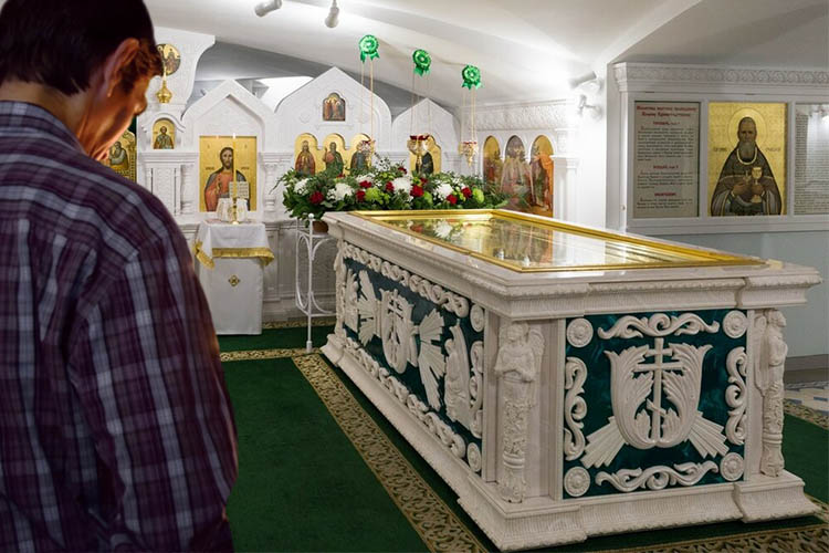 У мощей праведного Иоанна Кронштадтского