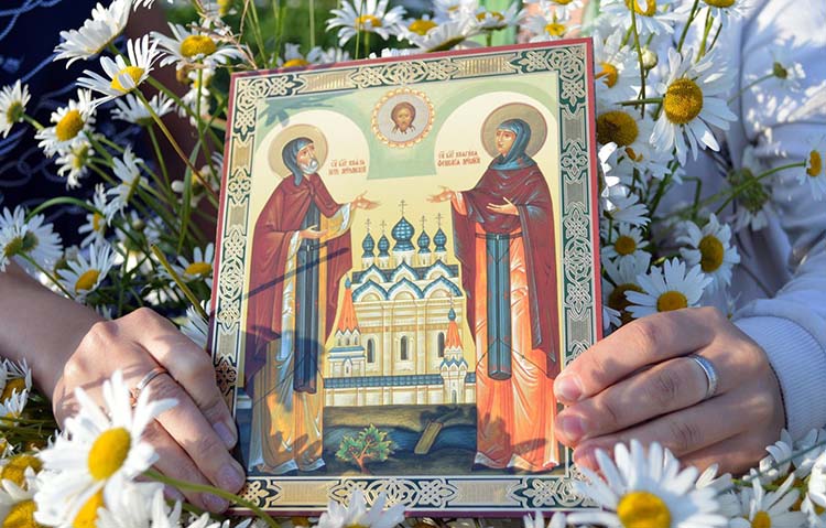 Икона святых Петра и Февронии Муромских в руках