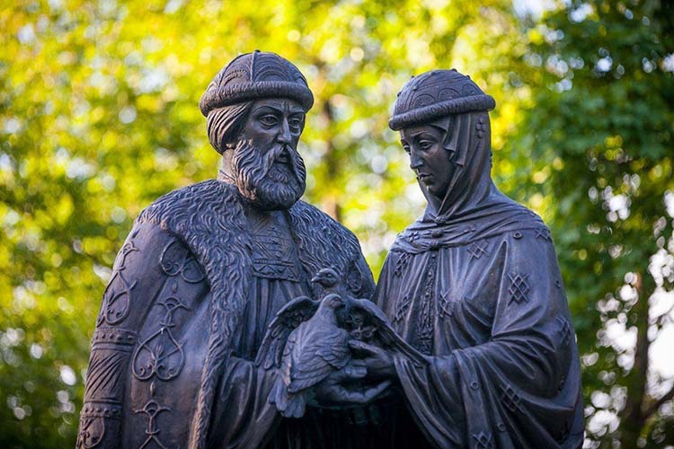 Памятник святым Петру и Февронии Муромским