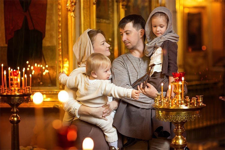 Родители с детьми в церкви