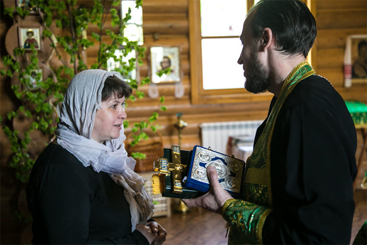 Женщина и священник