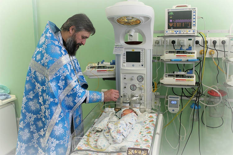 Крещение младенца в реанимации