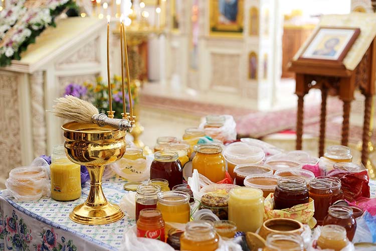 Освящение меда в храме