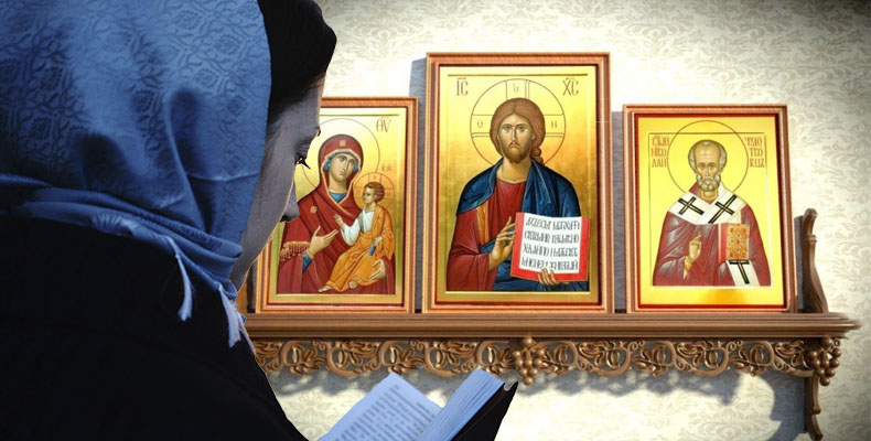 Чудо по молитвам святого Николая 2 Женщина молится перед иконами