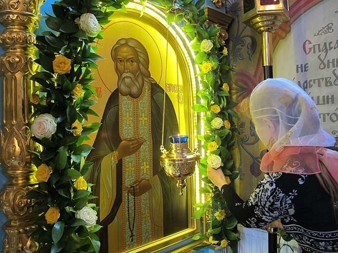 Как же многогранна помощь Небесного заступника 3 Женщина перед образом преподобного Серафима Саровского