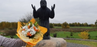 02 Цветы к Животворящему Кресту Господню перед пямятником прп. Серафиму Саровскому 02 TSvety k ZHivotvoryaschemu Krestu Gospodnyu pered pyamyatnikom prp. Serafimu Sarovskomu 1024x498