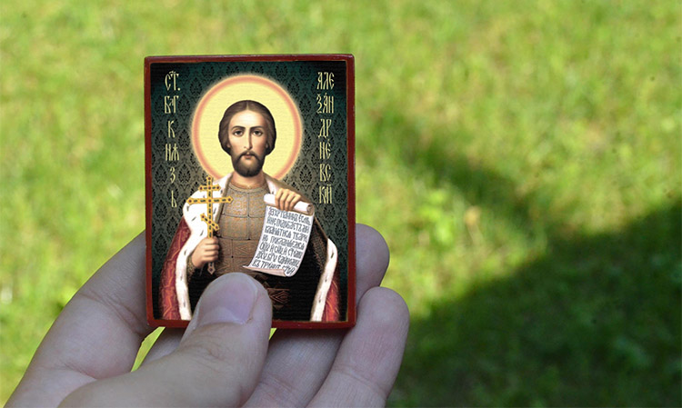 Современные чудеса святого Александра Невского 6 Иконка благоверного князя Александра Невского в руке