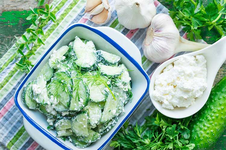 Творог с огурцом и зеленью