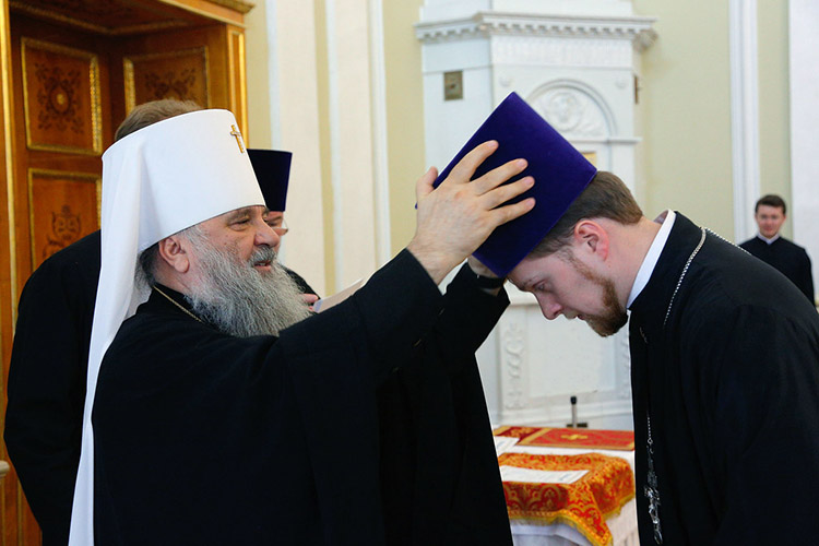 Награждение священника камилавкой