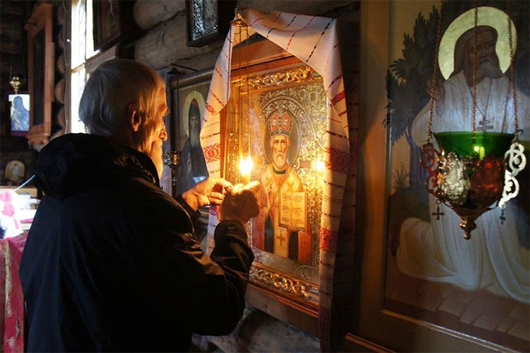 Перед иконой Николая Чудотворца