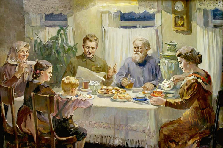 Семья за столом