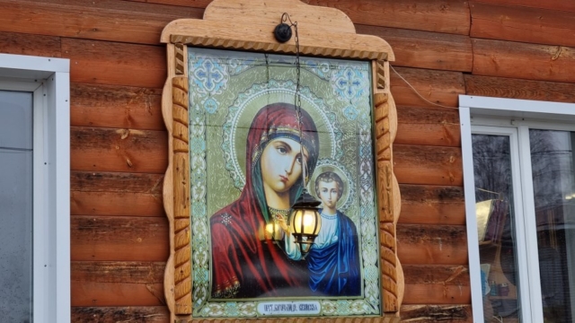 01. Kazanskaya ikona Bozhiey Materi na stene hrama