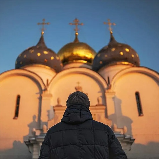 Есть ли душа у собак и кошек? 5 Мужчина возле храма