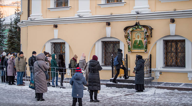 Паломники в очереди к иконе блаженной Матроны Московской