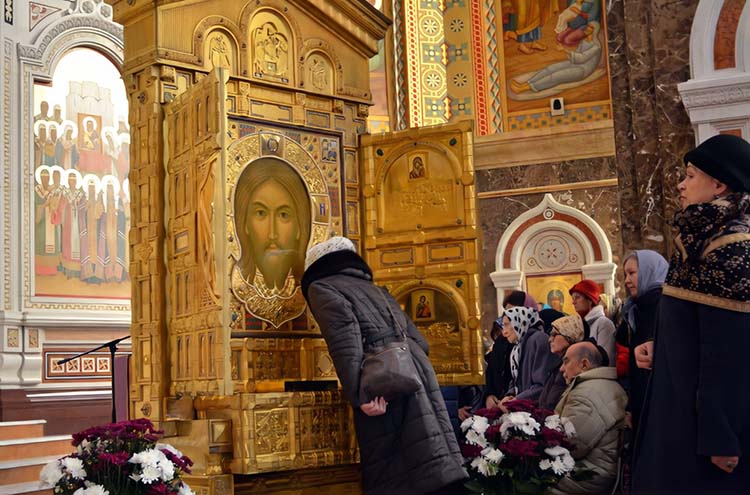 Перед образом Христа в храме