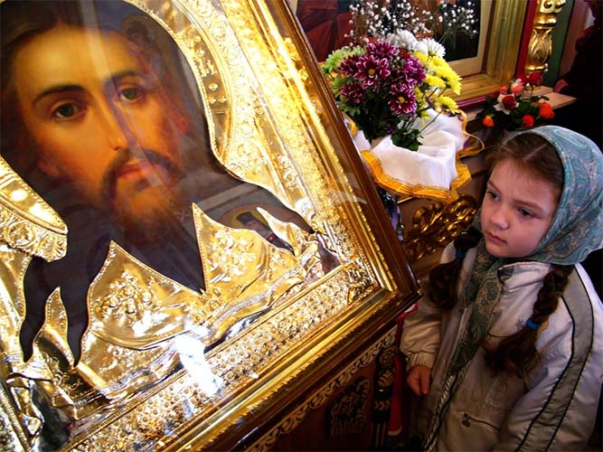 Девочка перед образом Спасителя