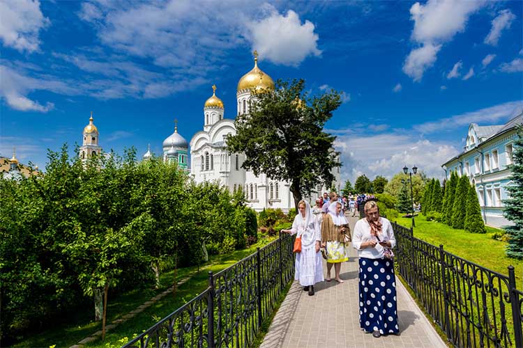 Паломники у Святой Канавки в Дивеево