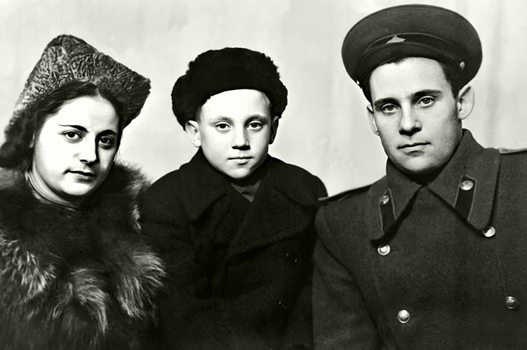 Владимир Высоцкий с родителями