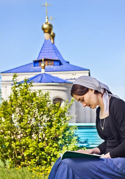 Женщина читает возле храма