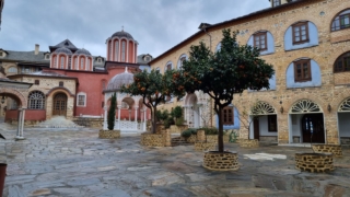108. Внутренний двор монастыря Пантократор 108. Vnutrenniy dvor monastyrya Pantokrator 1