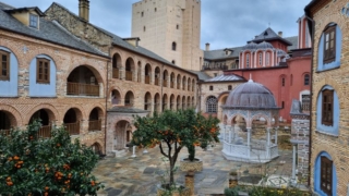 109. Внутренний двор монастыря Пантократор 109. Vnutrenniy dvor monastyrya Pantokrator