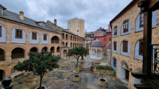 110. Внутренний двор монастыря Пантократор 110. Vnutrenniy dvor monastyrya Pantokrator