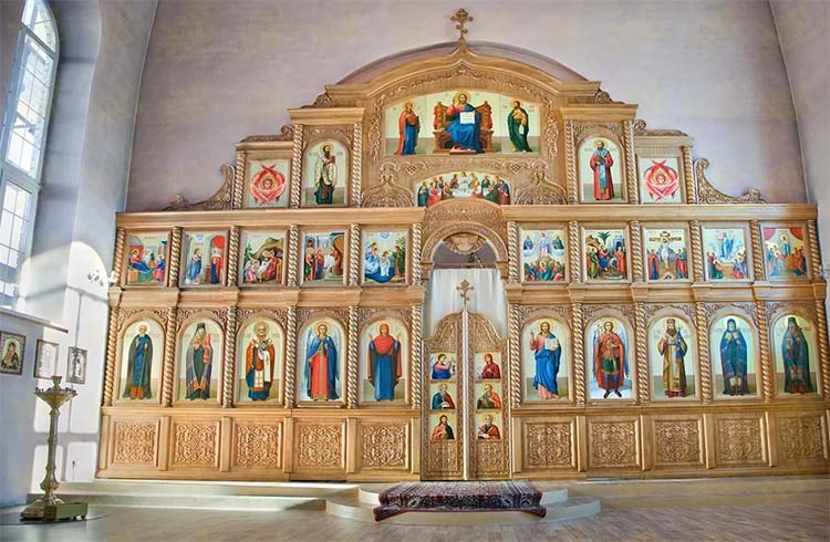 Иконостас в храме