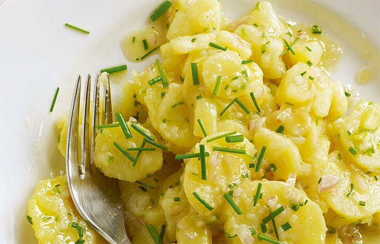 Салат картофельный с чесноком