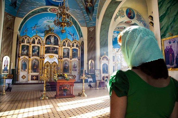 Женщина в храме