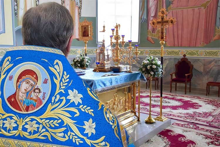 Алтарь 3 Священник в алтаре