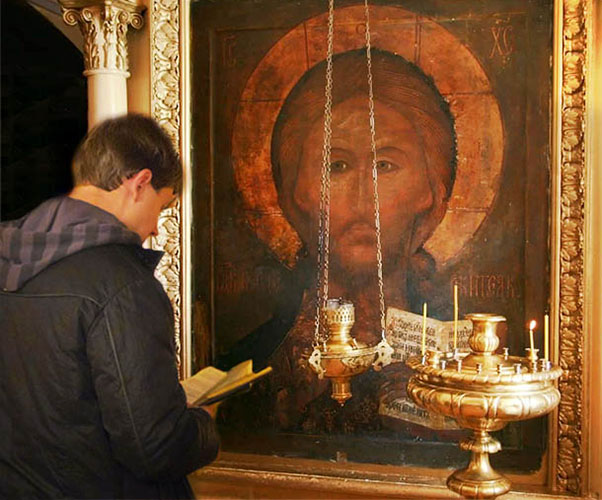 Мужчина молится