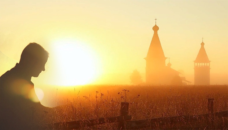Мужчина на фоне храма
