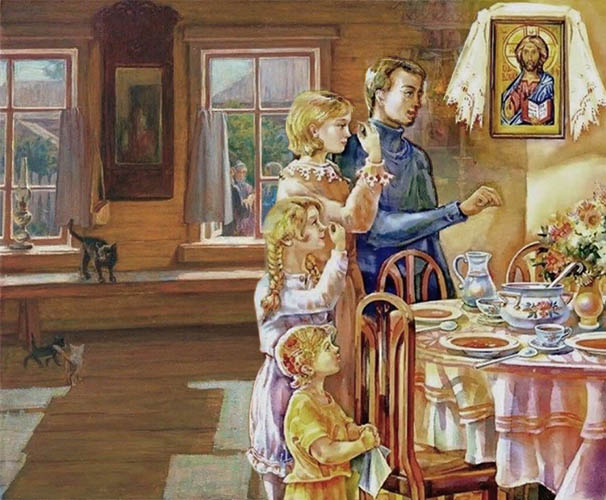 Семья молится перед обедом