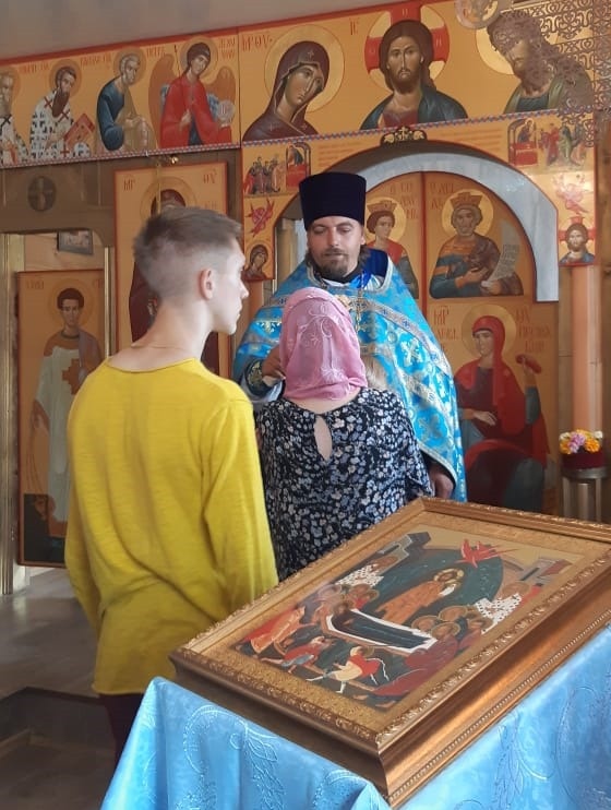 Отец Димитрий дает крест