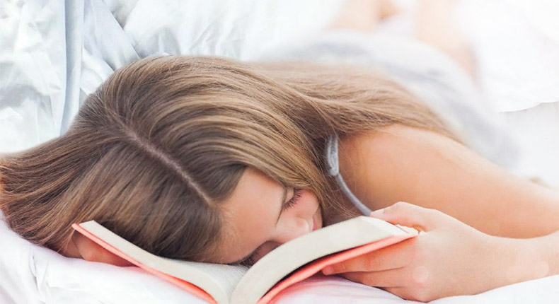Сон – дар Божий 2 Женщина спит с книжкой